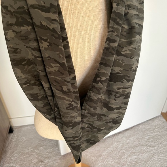 Lululemon Customizable Snap Scarf - Picture 3 of 11